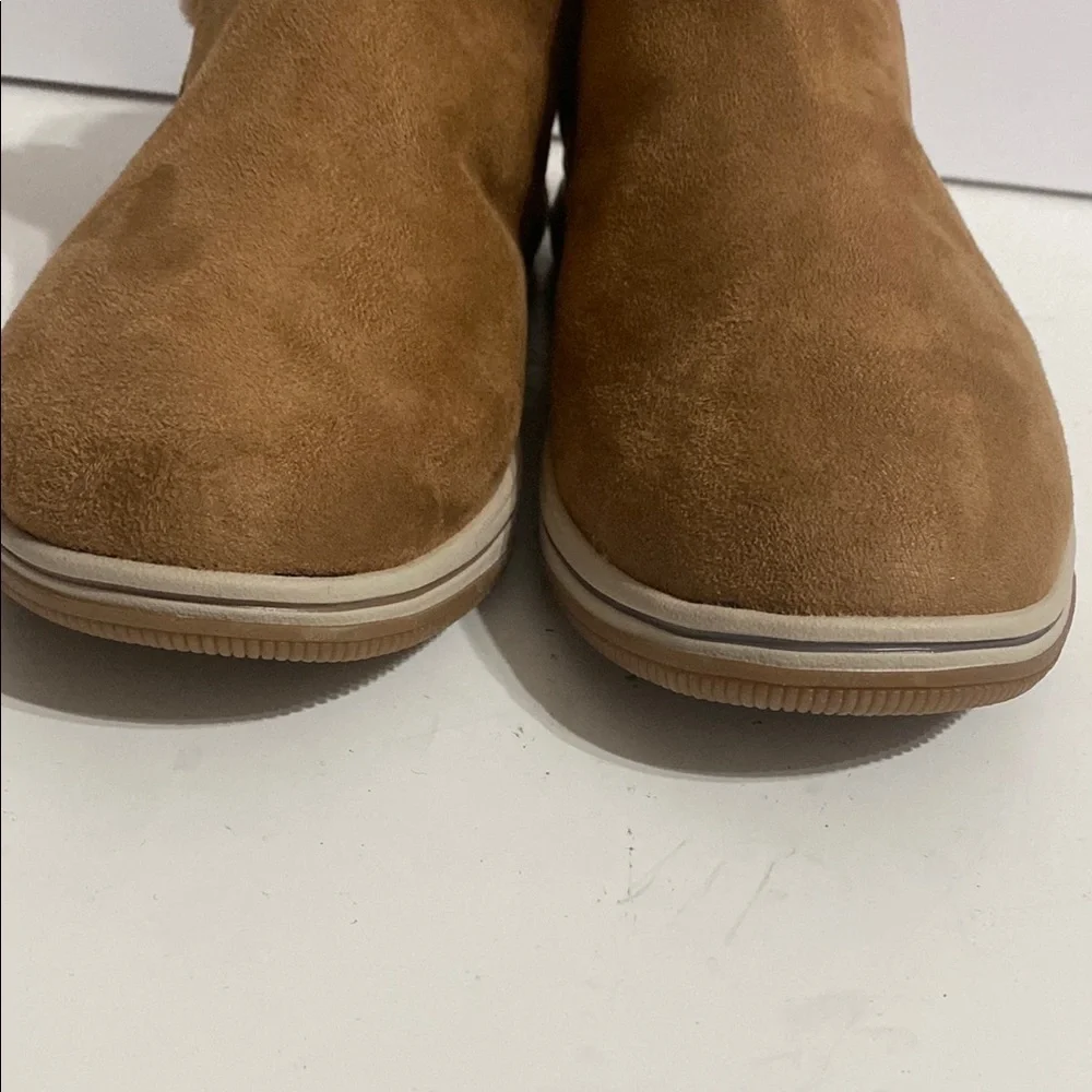 Clarks Women's Tan Ankle Boots with Faux Fur Lining Size 11